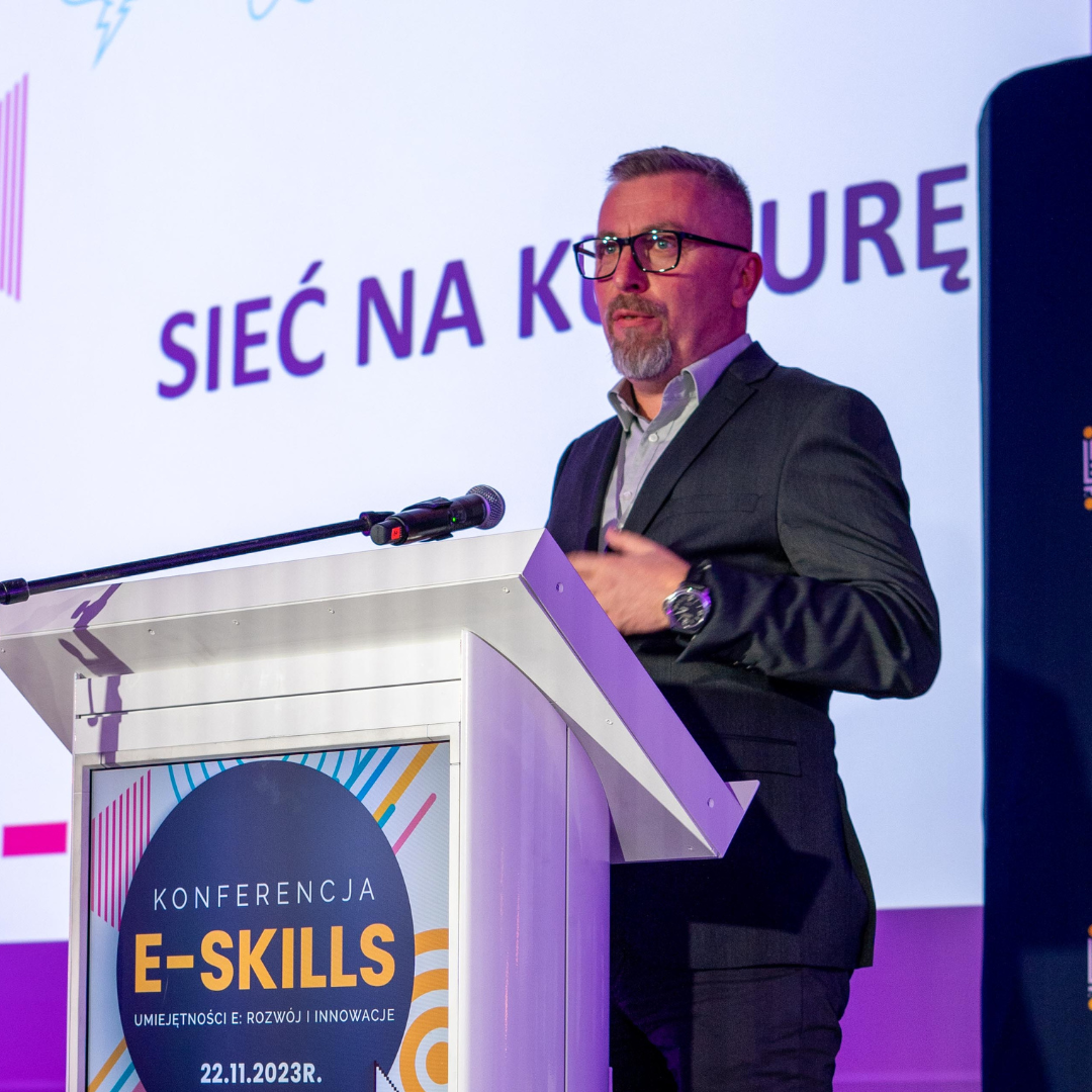 Prezes Norbert Ogłaza na konferencji „E-SKILLS – Umiejętności E: Rozwój i Innowacje”.