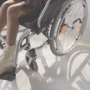 Osoba poruszająca się na wózku dla osób z niepełnosprawnością