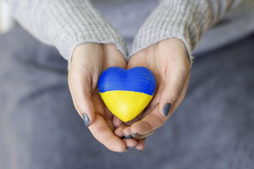 Wsparcie dla Ukrainy - dłonie z sercem w kolorach flagi Ukrainy
