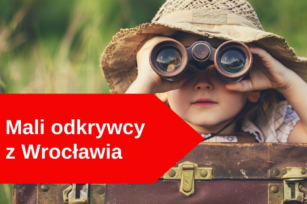 Mały chłopiec patrzy przez lornetkę. Projekt "Mali odkrywcy z Wrocławia".