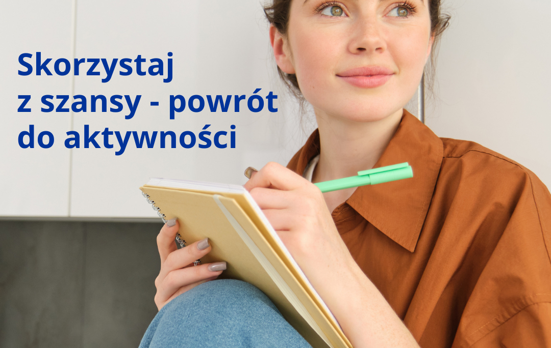 Młoda kobieta trzyma długopis i notes. Projekt „Skorzystaj z szansy - powrót do aktywności”.